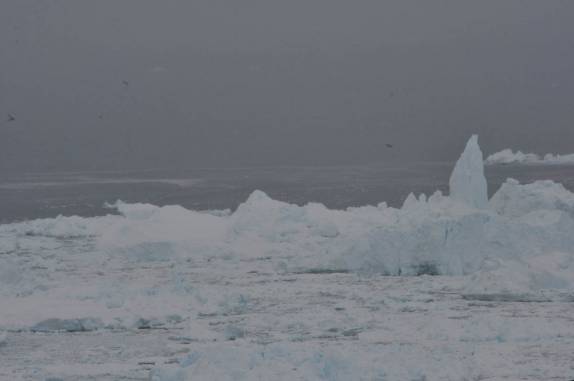 Icebergs passeiam ao largo de Ilulissat, na Groelândia